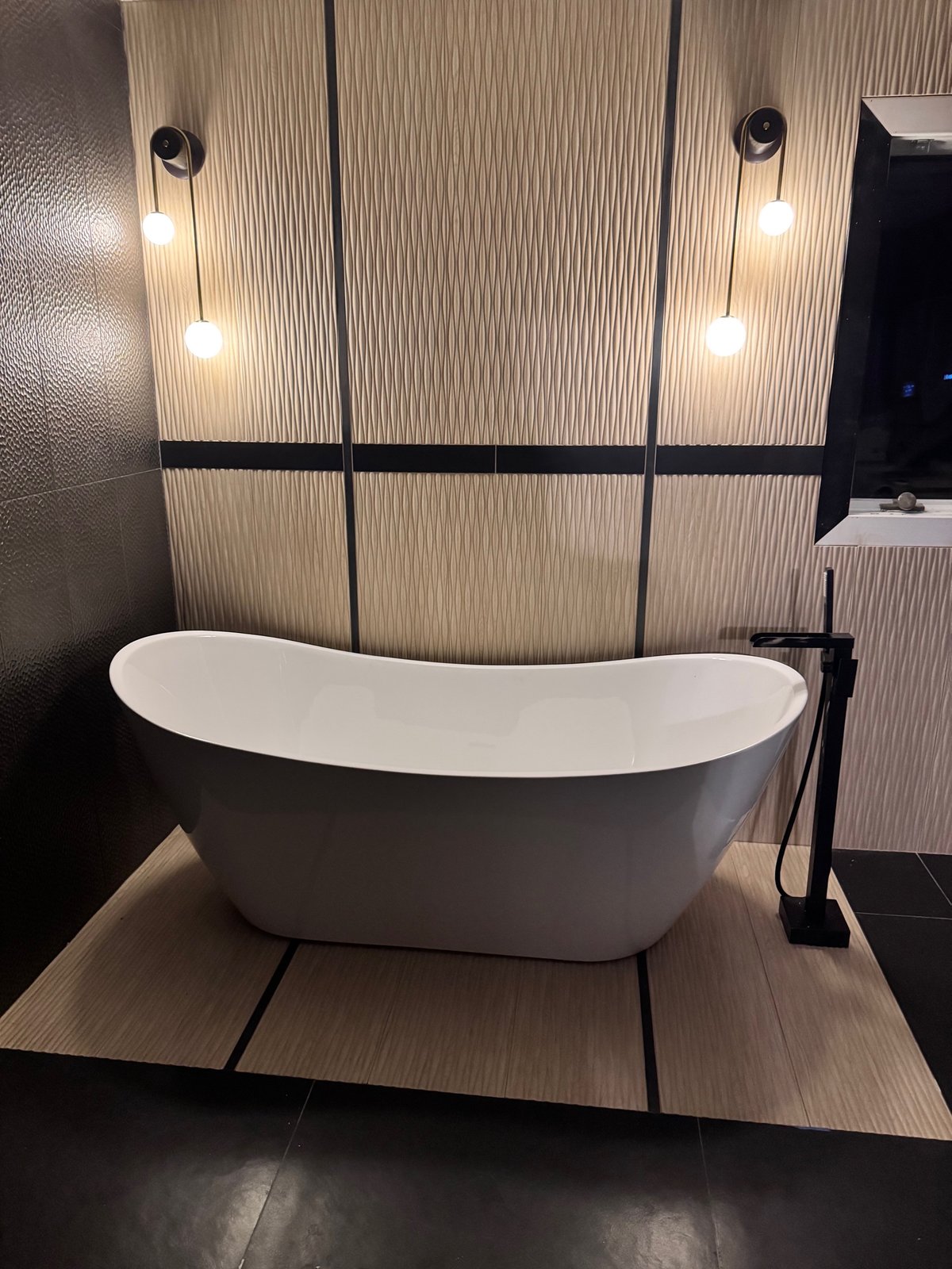 Restrained Robinwood spa bath with a freestanding tub and quiet stone finishes